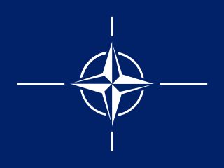 A NATO z&aacute;szlaja